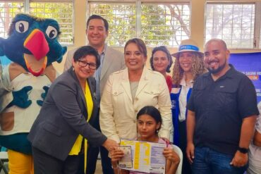 Rodeada de estudiantes presidenta Xiomara Castro inaugura jornada nacional de vacunación y desparasitación 2024 en Sabanagrande.