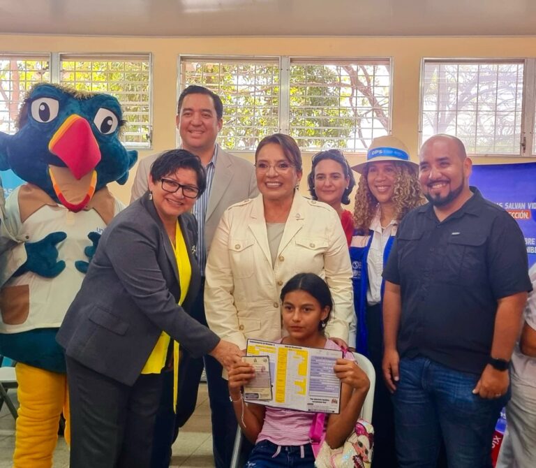 Lee más sobre el artículo Rodeada de estudiantes presidenta Xiomara Castro inaugura jornada nacional de vacunación y desparasitación 2024 en Sabanagrande.